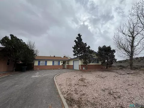 633 Mckee Dr, Gallup, NM 87301