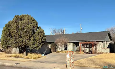 1430 W Caprock Dr, Hobbs, NM 88240