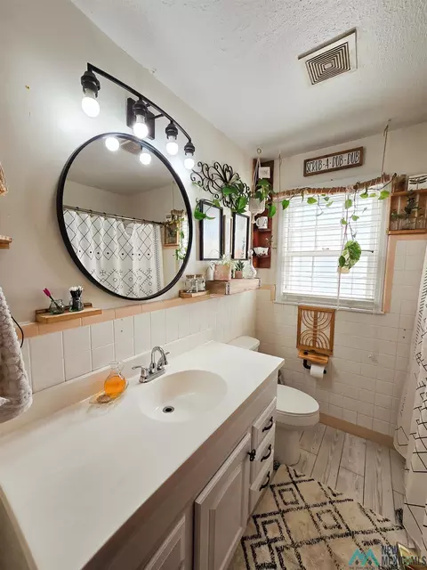 Bath - 1708 Ross St, Clovis, NM 88101 photo 2 of 4