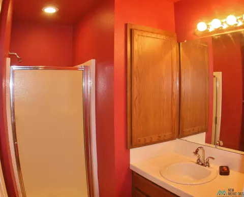 Bath - 824 Jeanie Dr, Clovis, NM 88101 photo 2 of 3