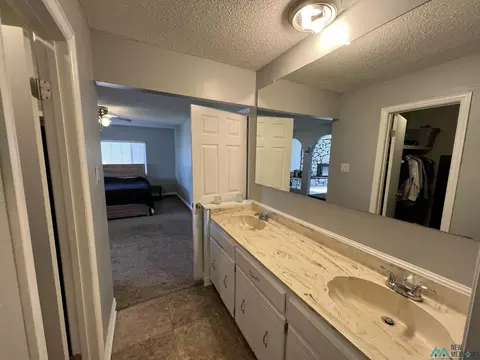 Bath - 2016 Glenarm, Clovis, NM 88101 photo 1 of 5