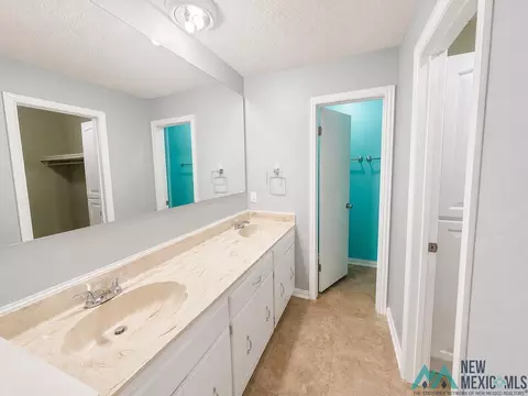 Bath - 2016 Glenarm, Clovis, NM 88101 photo 1 of 3