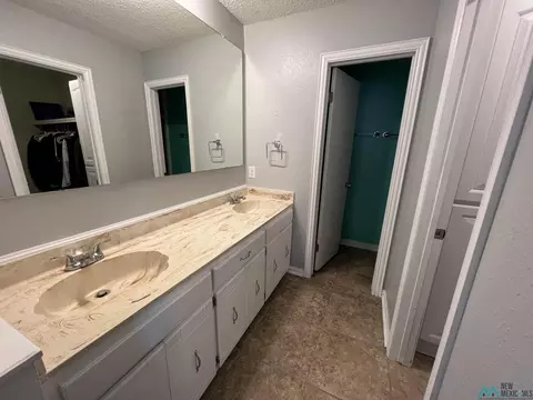 Bath - 2016 Glenarm, Clovis, NM 88101 photo 2 of 5