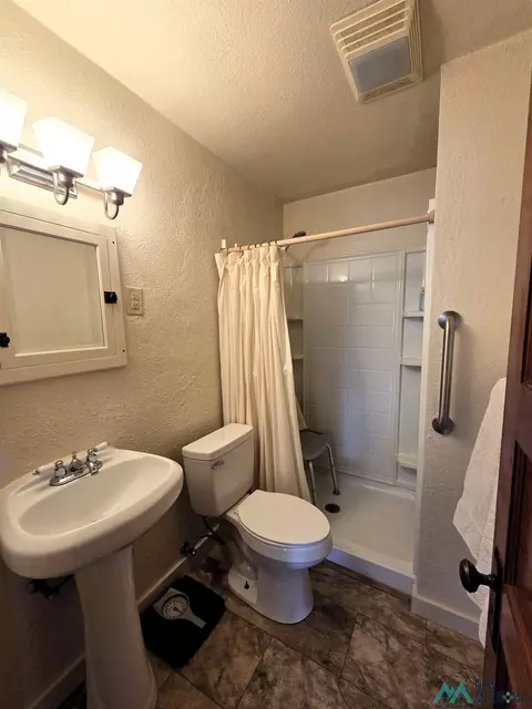 Bath - 1620 Gidding St, Clovis, NM 88101 photo 2 of 2