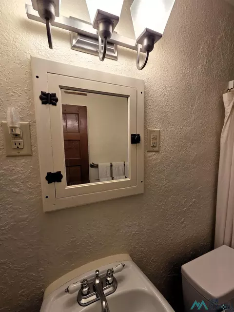 Bath - 1620 Gidding St, Clovis, NM 88101 photo 1 of 2