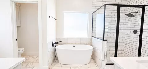 Bath - 120 Abbey Dr, Clovis, NM 88101 photo 3 of 5
