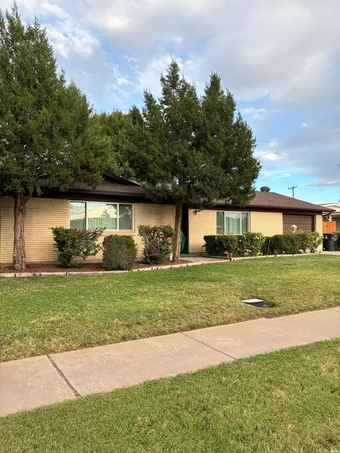 1005 Avenida Del Sumbre, Roswell, NM 88203