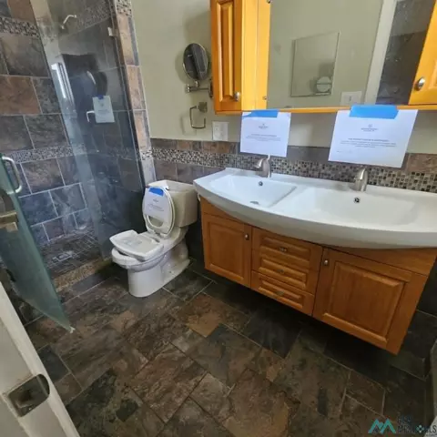 Bath - 1624 Jonquil Park Dr, Clovis, NM 88101 photo 1 of 5