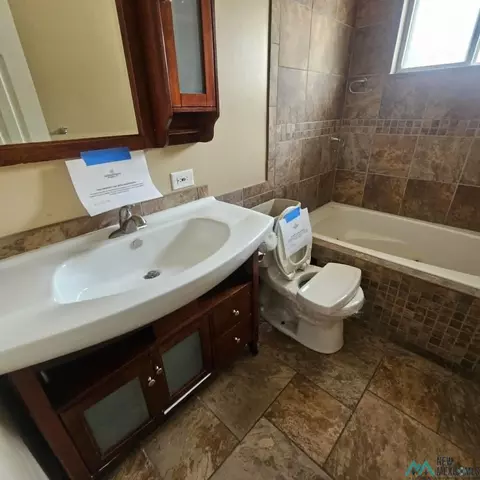 Bath - 1624 Jonquil Park Dr, Clovis, NM 88101 photo 2 of 5