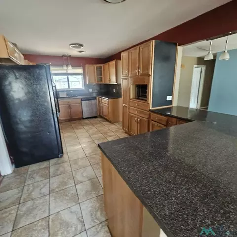 Kitchen - 1624 Jonquil Park Dr, Clovis, NM 88101 photo 3 of 5