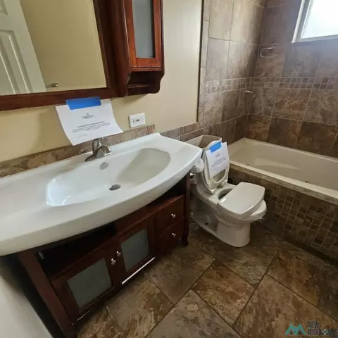 Bath - 1624 Jonquil Park Dr, Clovis, NM 88101 photo 3 of 5