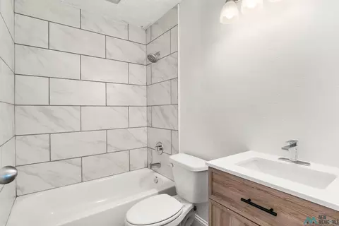 Bath - 1821 Gerry Dr, Clovis, NM 88101 photo 2 of 2