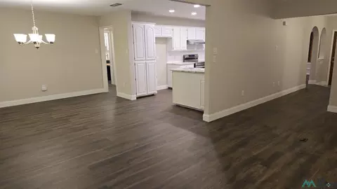 Living - 413 Diamondhead Dr, Clovis, NM 88101 photo 2 of 4