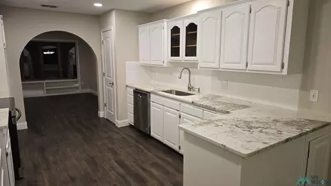 Kitchen - 413 Diamondhead Dr, Clovis, NM 88101 photo 3 of 4