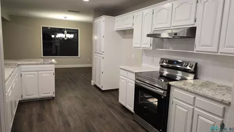 Kitchen - 413 Diamondhead Dr, Clovis, NM 88101 photo 2 of 4