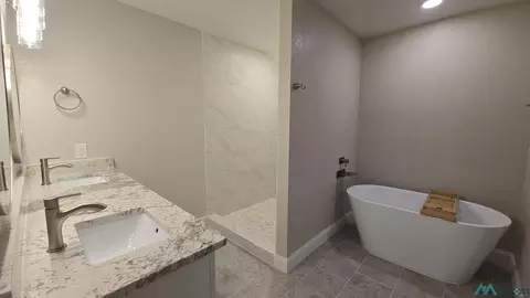 Bath - 413 Diamondhead Dr, Clovis, NM 88101 photo 3 of 5