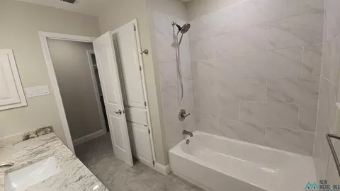 Bath - 413 Diamondhead Dr, Clovis, NM 88101 photo 2 of 5