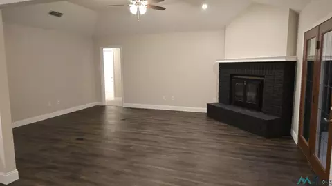 Living - 413 Diamondhead Dr, Clovis, NM 88101 photo 3 of 4