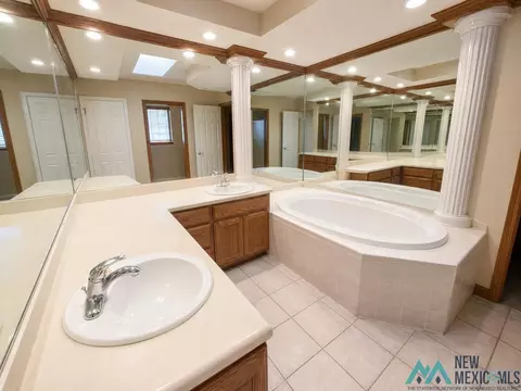 Bath - 2304 Fairway Ter, Clovis, NM 88101 photo 1 of 5