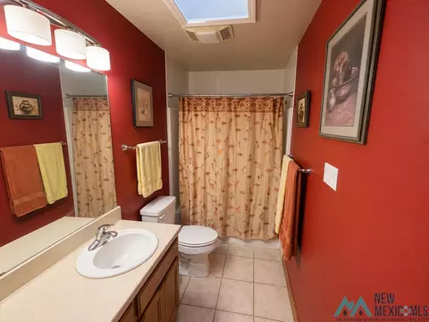Bath - 2304 Fairway Ter, Clovis, NM 88101 photo 4 of 5