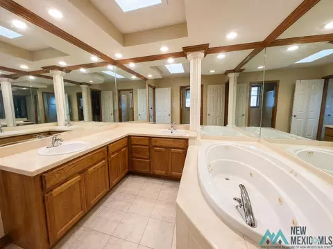 Bath - 2304 Fairway Ter, Clovis, NM 88101 photo 2 of 5