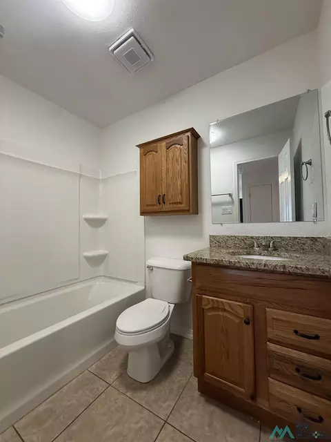 Bath - 3121 Mandell Cir, Clovis, NM 88101 photo 2 of 4