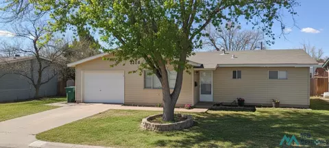 2208 N Acoma Dr, Hobbs, NM 88240