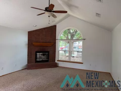 Living - 213 Wilmington Cir, Clovis, NM 88101 photo 2 of 3