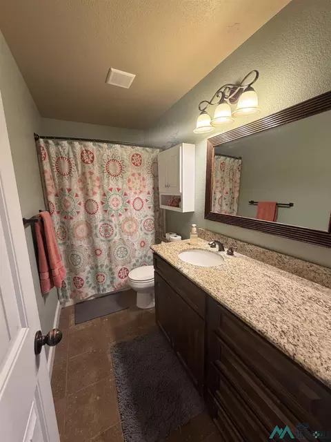 Bath - 708 Almond Tree Ln, Clovis, NM 88101 photo 3 of 3
