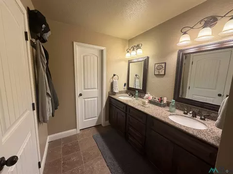 Bath - 708 Almond Tree Ln, Clovis, NM 88101 photo 2 of 3