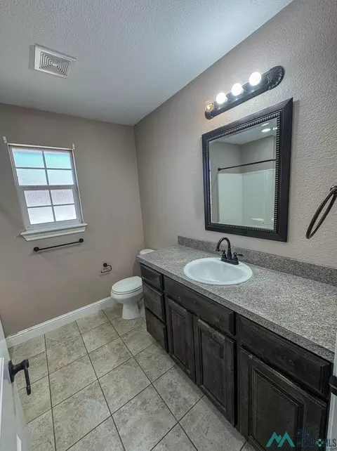 Bath - 717 Almond Tree Ln, Clovis, NM 88101 photo 4 of 5