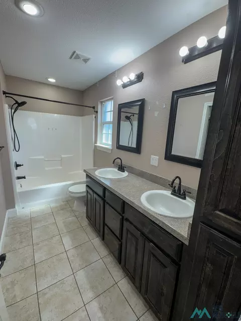 Bath - 717 Almond Tree Ln, Clovis, NM 88101 photo 3 of 5