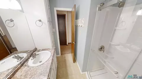 Bath - 2021 Enloe Dr, Clovis, NM 88101 photo 2 of 5