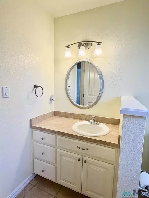 Bath - 4529 Sandstone Dr, Clovis, NM 88101 photo 5 of 7