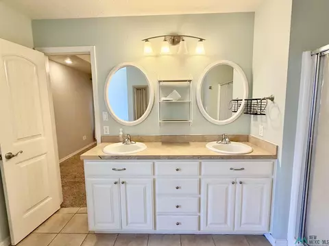 Bath - 4529 Sandstone Dr, Clovis, NM 88101 photo 3 of 7