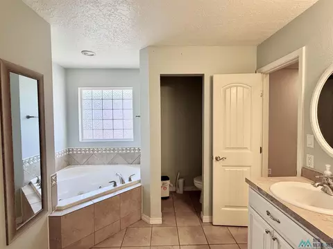 Bath - 4529 Sandstone Dr, Clovis, NM 88101 photo 2 of 7