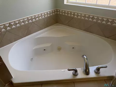 Bath - 4529 Sandstone Dr, Clovis, NM 88101 photo 4 of 7