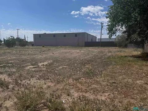 E Albuquerque, Roswell, NM 88203
