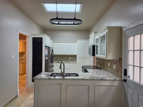 Kitchen - 2348 Fairway Ter, Clovis, NM 88101 photo 4 of 6
