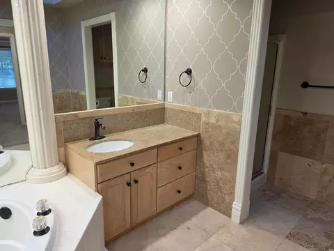 Bath - 2348 Fairway Ter, Clovis, NM 88101 photo 3 of 8