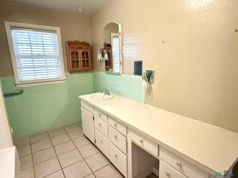 Bath - 2000 Wallace St, Clovis, NM 88101 photo 4 of 5