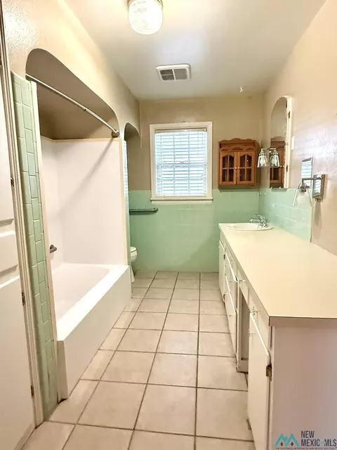 Bath - 2000 Wallace St, Clovis, NM 88101 photo 3 of 5