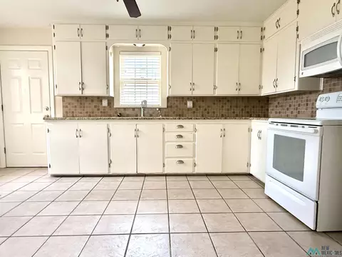 Kitchen - 2000 Wallace St, Clovis, NM 88101 photo 1 of 3
