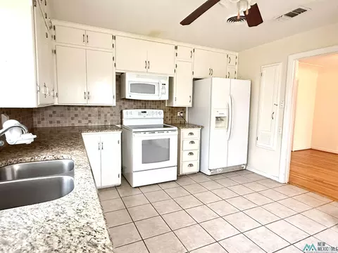 Kitchen - 2000 Wallace St, Clovis, NM 88101 photo 2 of 3