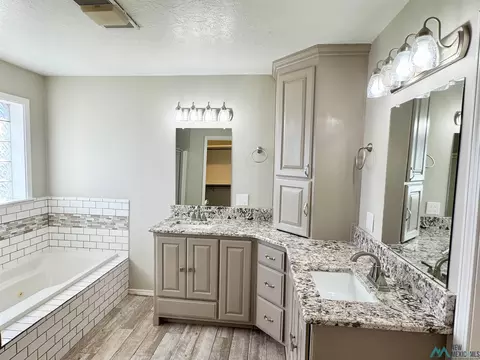 Bath - 247 Olive Dr, Clovis, NM 88101 photo 2 of 7