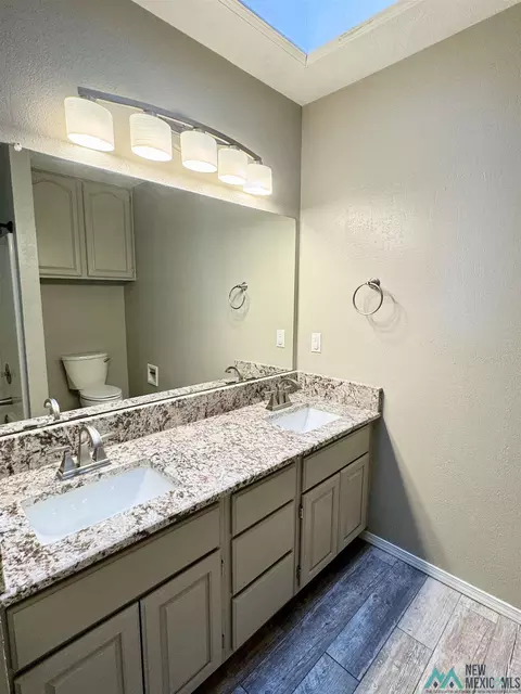 Bath - 247 Olive Dr, Clovis, NM 88101 photo 7 of 7