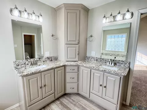 Bath - 247 Olive Dr, Clovis, NM 88101 photo 3 of 7