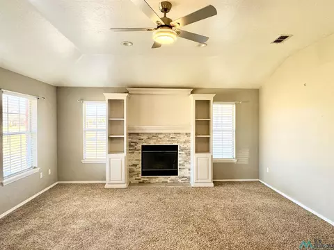 Living - 247 Olive Dr, Clovis, NM 88101 photo 2 of 3