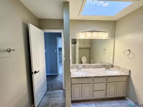 Bath - 247 Olive Dr, Clovis, NM 88101 photo 5 of 7