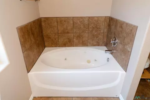 Bath - 3008 Fred Daugherty Dr, Clovis, NM 88101 photo 2 of 5